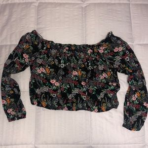 Off the shoulders, crop top